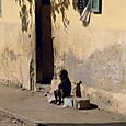 Garçon assis dans la rue