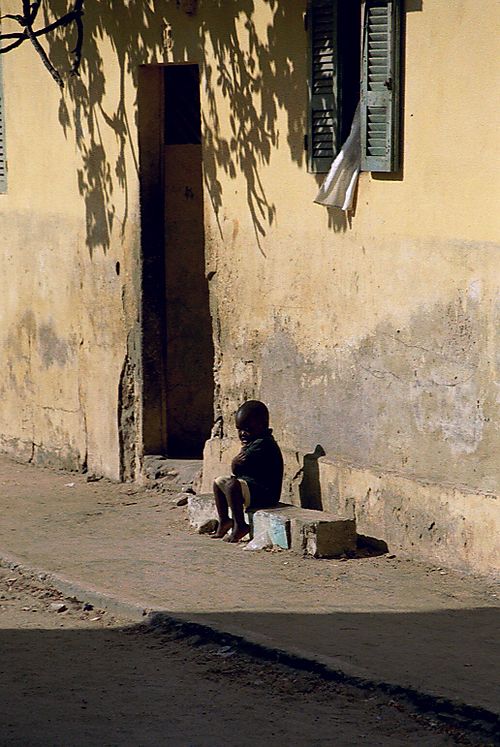 Garçon assis dans la rue